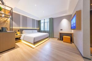 Ένα ή περισσότερα κρεβάτια σε δωμάτιο στο 秋果酒店 东莞长安天地无限商务大厦店 +2 φωτογραφίες