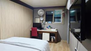 En eller flere senge i et værelse på Sky Motel