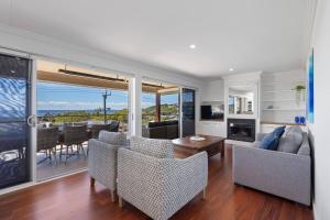 Гостиная зона в Beachfront Luxury - Games Room & Beach Essentials!