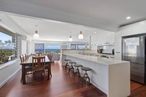 Кухня или мини-кухня в Beachfront Luxury - Games Room & Beach Essentials!
