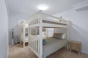 Кровать или кровати в номере Beachfront Luxury - Games Room & Beach Essentials!