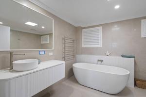 Ванная комната в Beachfront Luxury - Games Room & Beach Essentials! +30 фотографий