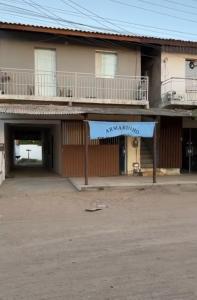 un parcheggio vuoto di fronte a un edificio di Casa Fundo de Quintal a Trairi Altre 5 foto