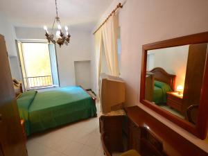 Ένα ή περισσότερα κρεβάτια σε δωμάτιο στο Inviting Holiday Home with Terrace, Garden Furniture, BBQ