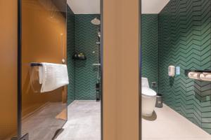 Ένα μπάνιο στο 秋果酒店 东莞长安天地无限商务大厦店