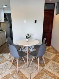 库斯科Qosqo Air Loft的一张桌子和椅子,上面有花瓶