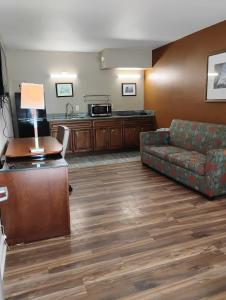 een woonkamer met een bank en een tafel bij Gated - 1 King Bed 1 Bath Apt with Full Kitchen 113 in Baton Rouge