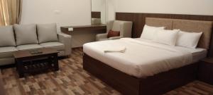 Ένα ή περισσότερα κρεβάτια σε δωμάτιο στο R2B Grand Hotel