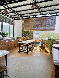 eine Terrasse mit Tischen und Stühlen in einem Restaurant in der Unterkunft Cloud7 hotel in Phu Quoc