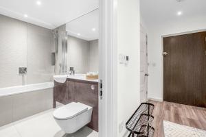 Ένα μπάνιο στο 2 Bed & 2 Bath, FREE Parking - 10 Min to Brentford Stadium +44 φωτογραφίες