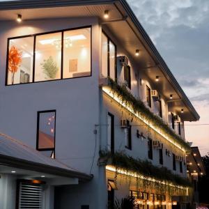 ein Gebäude mit Pflanzen an der Seite in der Unterkunft Villa Soledad Garden Resort in Sampong