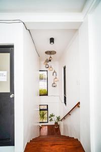 eine Treppe in einem Haus mit weißen Wänden und einer schwarzen Tür in der Unterkunft Villa Soledad Garden Resort in Sampong