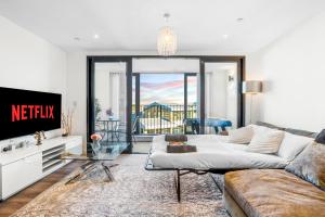 Μια τηλεόραση ή/και κέντρο ψυχαγωγίας στο 2 Bed & 2 Bath, FREE Parking - 10 Min to Brentford Stadium