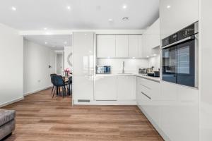 Η κουζίνα ή μικρή κουζίνα στο 2 Bed & 2 Bath, FREE Parking - 10 Min to Brentford Stadium