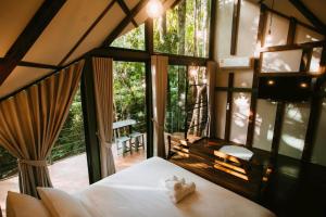 清迈Voraman B-One的一间卧室，里面有一张床和一扇大窗户。 更多124张照片