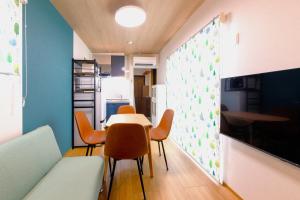 a kitchen and dining room with a table and chairs at ホテルトレーラーシップガーデン阿蘇 in Aso