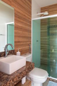 Ένα μπάνιο στο Mansão em Itauna - Saquarema - Com piscina para ate 16 pessoas