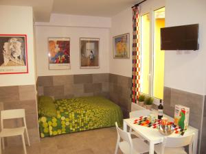 1 dormitorio con 1 cama y 1 mesa con sillas en Bolognahome, en Bolonia