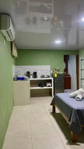 Zimmer mit einer Küche und einem Bett. in der Unterkunft Pura Vida Estudio with Pool in Puerto Jiménez + 33 Fotos