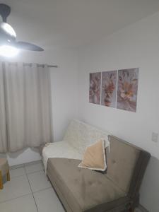 une chambre avec un lit et un tableau au mur dans l'établissement Apartamento Premium Torres-Rs, à Torres