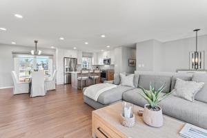 Kuchyň nebo kuchyňský kout v ubytování 4BR Open Concept · Sunset View · Pool & Near Ocean