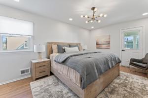 Postel nebo postele na pokoji v ubytování 4BR Open Concept · Sunset View · Pool & Near Ocean + 35 fotografií