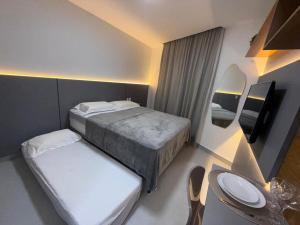 ein Hotelzimmer mit zwei Betten und einem Waschbecken in der Unterkunft Lindo Flat em Manaíra no Solaz in João Pessoa + 16 Fotos