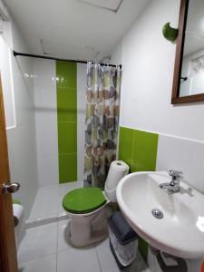 圣罗莎德卡瓦尔Finca Hotel La Fragata的浴室配有绿色卫生间和水槽。 更多27张照片