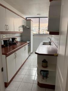 Η κουζίνα ή μικρή κουζίνα στο Apartment with spectacular ocean views +5 φωτογραφίες