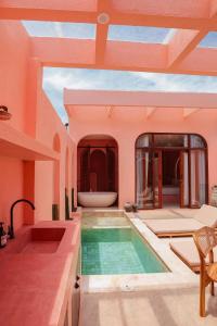 ein Bad mit einem Pool in einem Haus in der Unterkunft Villa Solea in Gili Trawangan