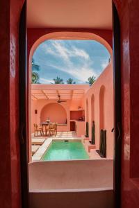Blick auf ein Haus mit einem Pool in der Unterkunft Villa Solea in Gili Trawangan