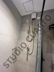 uma cabina de duche na casa de banho com um chuveiro em Studiocuarto Cebu Hub em Mandaue City
