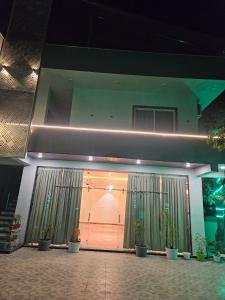 Budova, kde se vila nachází + 7 fotografií