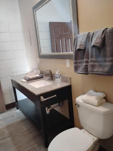 Et badeværelse på Gated - 2 Double Bed Studio with Full Kitchen 114