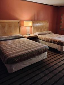 En eller flere senge i et værelse på Gated - 2 Double Bed Studio with Full Kitchen 114