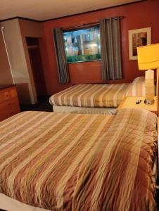 En eller flere senge i et værelse på Gated - 2 Double Bed Studio with Full Kitchen 114