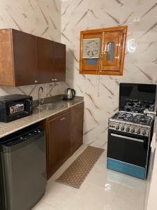 Η κουζίνα ή μικρή κουζίνα στο Luxe Nest 301 شقة فاخرة أنيقة حديثة وسط الأقصر