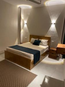 Ένα ή περισσότερα κρεβάτια σε δωμάτιο στο Luxe Nest 301 شقة فاخرة أنيقة حديثة وسط الأقصر