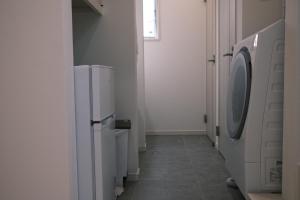 una lavanderia con lavatrice e asciugatrice di 嘉翔の家 a Otsu Altre 12 foto
