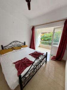 Una cama o camas en una habitación de The Braganza Shoreline