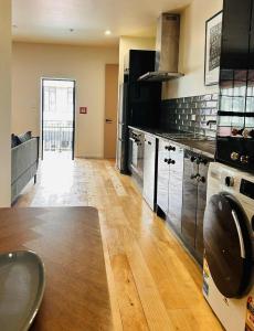 Η κουζίνα ή μικρή κουζίνα στο Bridge St Apartment 2