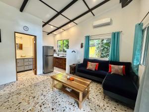 Casita Azul Studio with shared swimming pool في بونتا أوفا: غرفة معيشة بها أريكة وطاولة