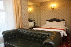 Ένα ή περισσότερα κρεβάτια σε δωμάτιο στο Roy hotel