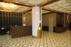 Ο χώρος του λόμπι ή της ρεσεψιόν στο Roy hotel