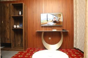 Μια τηλεόραση ή/και κέντρο ψυχαγωγίας στο Roy hotel +3 φωτογραφίες