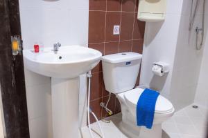 un bagno con un water e un lavandino di Baan Yuyen Karon Guesthouse a Karon Beach Altre 36 foto