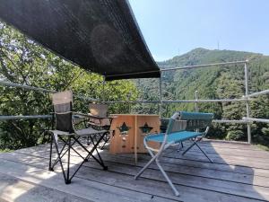 Cảnh núi rừng hoặc tầm nhìn ra núi từ nhà nghỉ dưỡng