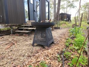 una griglia in un cortile con una casa di Solitary Islands Farm 3 by Tiny Away ad Arrawarra