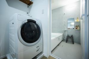 y baño con lavadora y secadora. en Seaside Villa N - Vacation STAY 21976v, en Mitsugoe