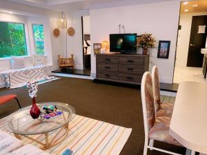 Μια τηλεόραση ή/και κέντρο ψυχαγωγίας στο Cora Rivergarden Retreat